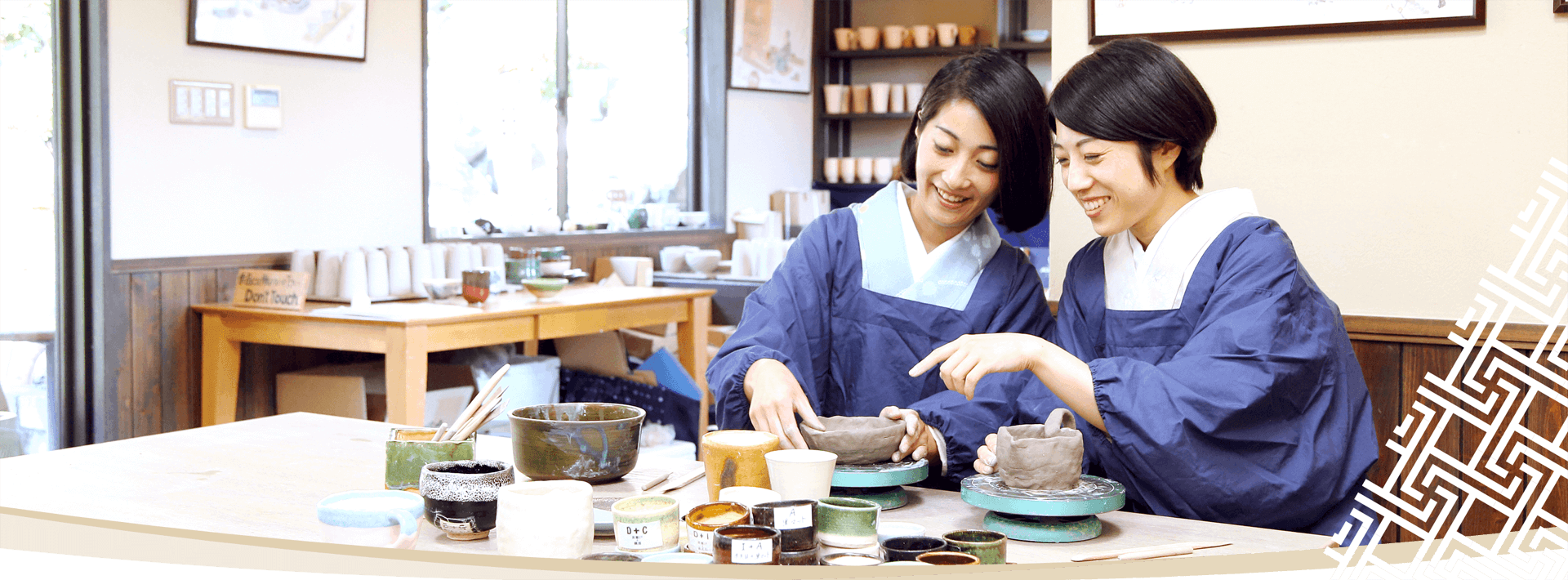 陶芸を楽しむ女性