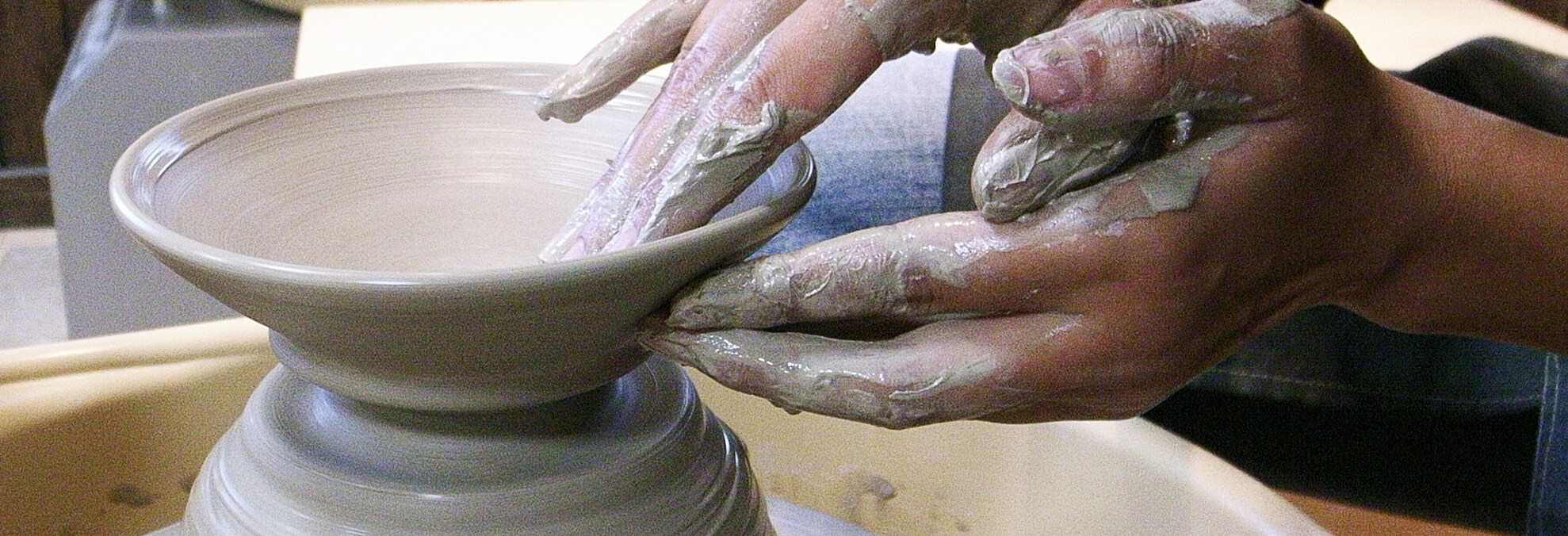 手ひねり作陶をしている画像