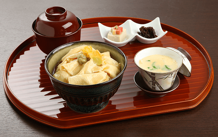 湯葉丼（茶碗蒸し・胡麻豆腐・漬物・白味噌汁付）